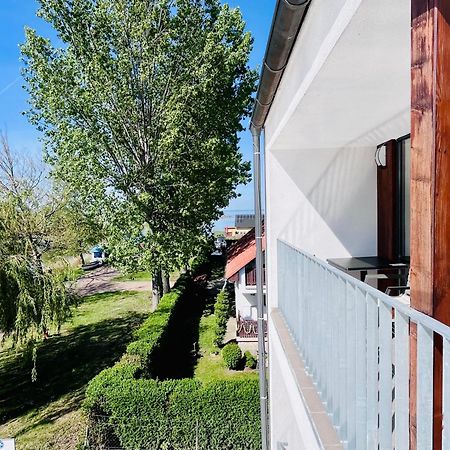 Bed and Breakfast Port Etterem&Panzio Балатонмаріафюрде Екстер'єр фото