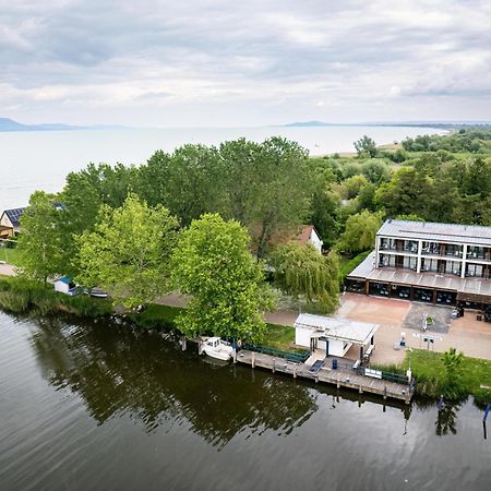 Bed and Breakfast Port Etterem&Panzio Балатонмаріафюрде Екстер'єр фото