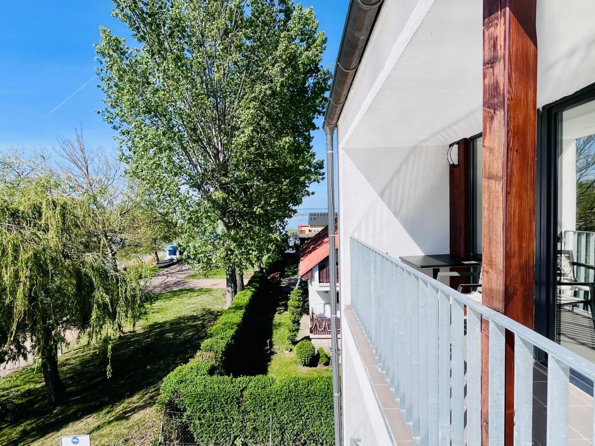Bed and Breakfast Port Etterem&Panzio Балатонмаріафюрде Екстер'єр фото