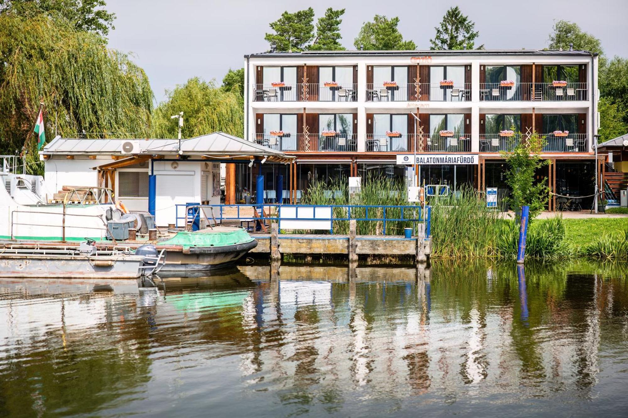 Bed and Breakfast Port Etterem&Panzio Балатонмаріафюрде Екстер'єр фото