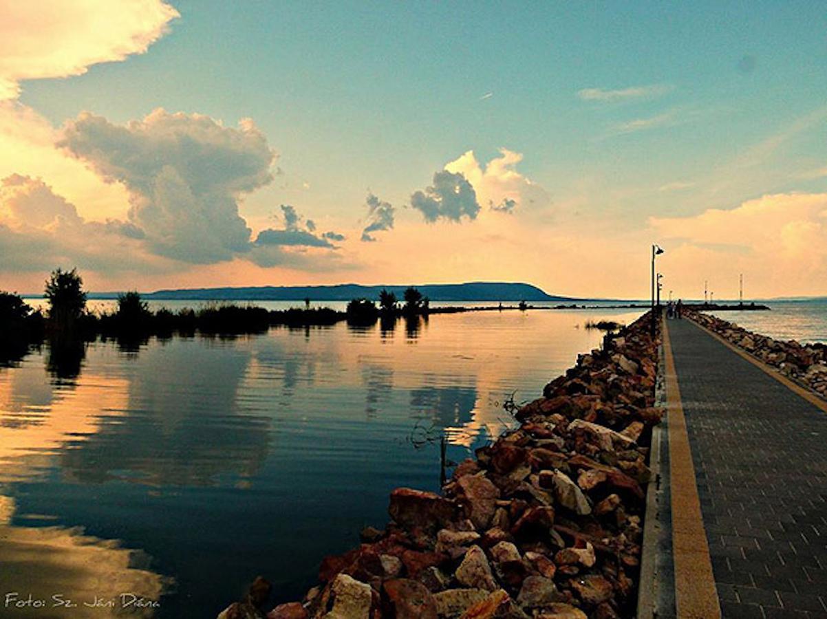 Bed and Breakfast Port Etterem&Panzio Балатонмаріафюрде Екстер'єр фото