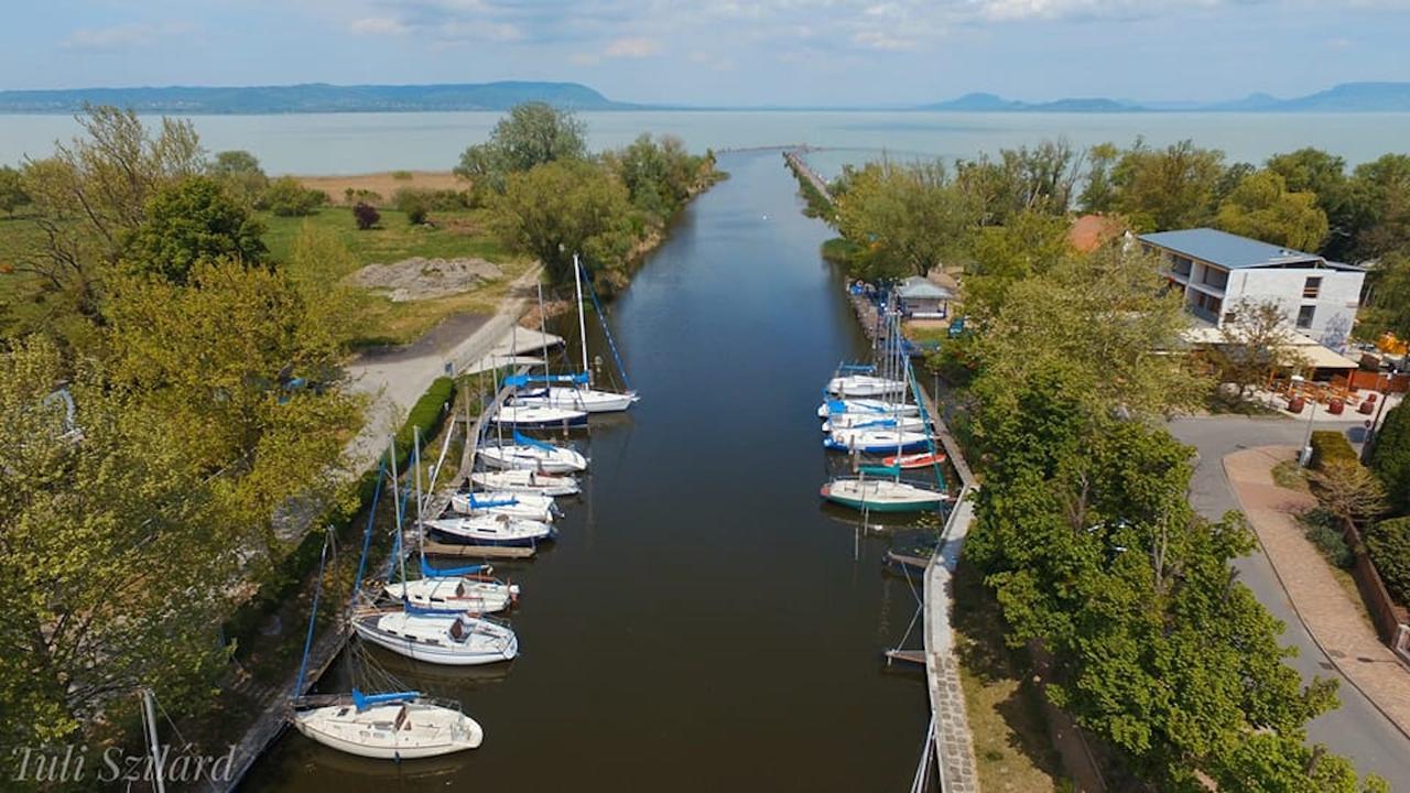 Bed and Breakfast Port Etterem&Panzio Балатонмаріафюрде Екстер'єр фото