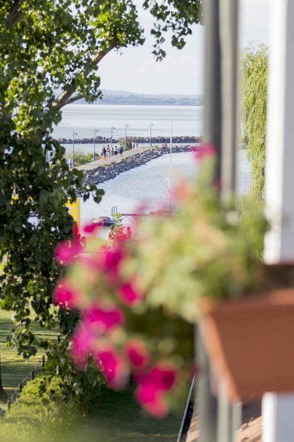 Bed and Breakfast Port Etterem&Panzio Балатонмаріафюрде Екстер'єр фото