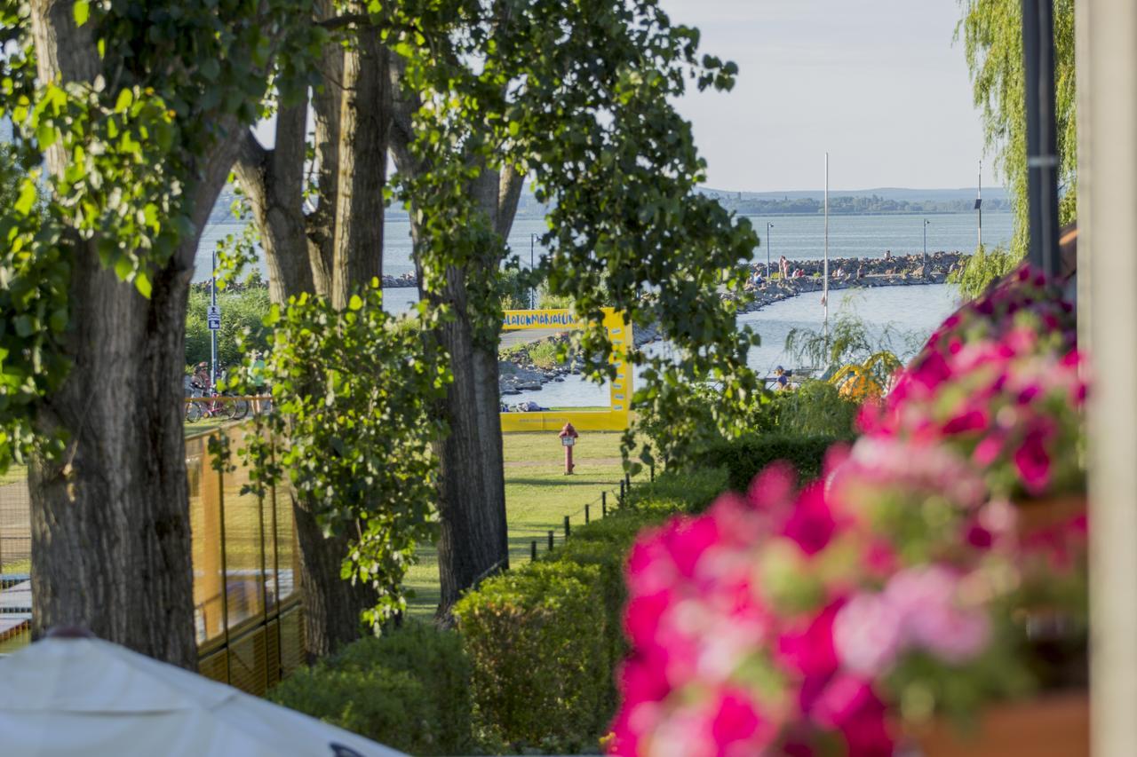 Bed and Breakfast Port Etterem&Panzio Балатонмаріафюрде Екстер'єр фото